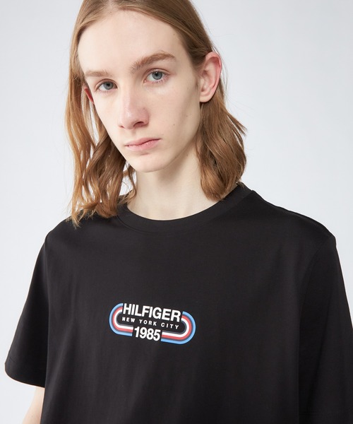TOMMY HILFIGER（トミーヒルフィガー）の「【オンライン限定】【ユニセックス】トラックロゴTシャツ（Tシャツ/カットソー・メンズ・ブルー/グリーン/ブラック/ホワイト/ネイビー/ベージュ・MEDIUM/LARGE/X-LARGE/SMALL/X-SMALL）」の2枚目の写真