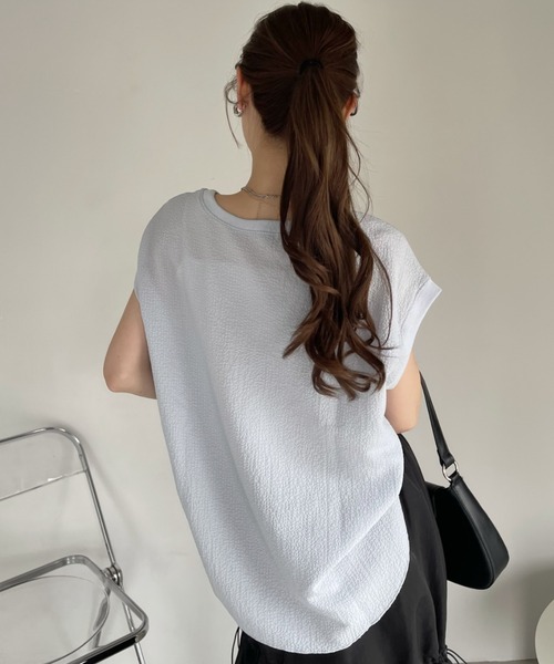 Eclat one（エクラワン）の「表面感素材 フレンチスリーブ ブラウス Tシャツ（Tシャツ/カットソー・レディース・オフホワイト/ライトブルー/ブラック・FREE）」の5枚目の写真