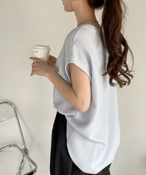 Eclat one（エクラワン）の「表面感素材 フレンチスリーブ ブラウス Tシャツ（Tシャツ/カットソー・レディース・オフホワイト/ライトブルー/ブラック・FREE）」の4枚目の写真