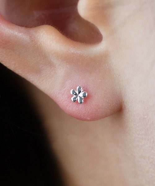 Fun & Daily(ファンアンドデイリー)の「F&D : ベリースモールフラワーピアス(ピアス(両耳用)・レディース・ゴールド/シルバー・FREE)」の2枚目の写真