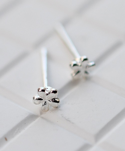 Fun & Daily(ファンアンドデイリー)の「F&D : ベリースモールフラワーピアス(ピアス(両耳用)・レディース・ゴールド/シルバー・FREE)」の5枚目の写真