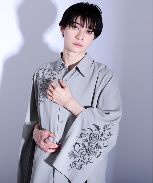 Ellno Loset(エルノロゼット)の「2wayスリット刺繍シャツ(シャツ/ブラウス・メンズ・ブルー系その他/ライトグレー/オフホワイト/ブラック・MEDIUM/LARGE/SMALL)」の4枚目の写真