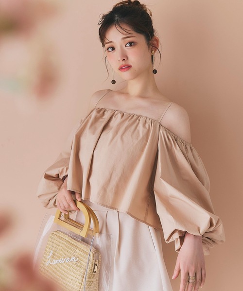 LANTINAM(ランティナム)の「オフショルダー パフブラウス(シャツ/ブラウス・レディース・ピンクベージュ/ホワイト・FREE)」の1枚目の写真