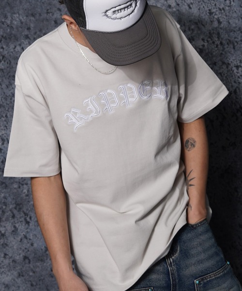 RIPPER(リッパー)の「【RIPPER】オールドイングリッシュ カレッジロゴ ヘビーウェイトTシャツ / Old English College Logo Heavyweight T-Shirt(Tシャツ/カットソー・メンズ・ホワイト/ブラック/ブルー系/スミクロ/グレー・M/L)」の2枚目の写真