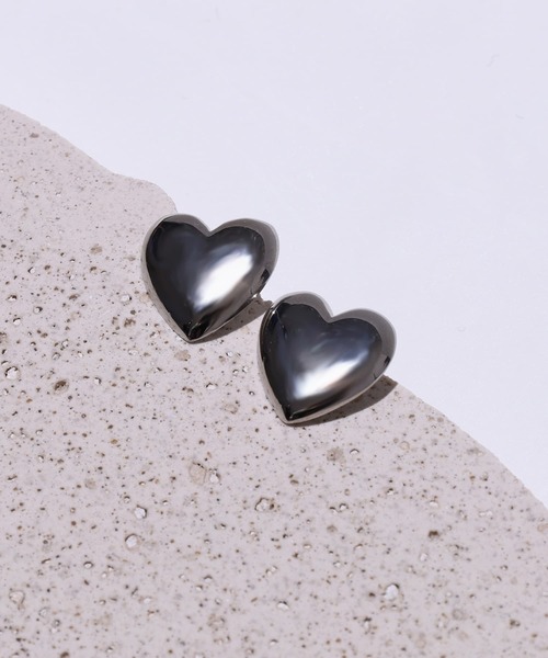 LHME（エルエイチエムイー）の「【WEB限定】“Moment”スムースハートピアス/サージカルステンレス（金属アレルギー対応）【LHME / エルエイチエムイー】（ピアス（両耳用）・レディース・シルバー/ゴールド・ONE SIZE）」の2枚目の写真