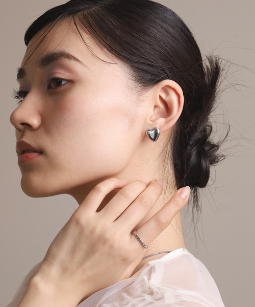 LHME（エルエイチエムイー）の「【WEB限定】“Moment”スムースハートピアス/サージカルステンレス（金属アレルギー対応）【LHME / エルエイチエムイー】（ピアス（両耳用）・レディース・シルバー/ゴールド・ONE SIZE）」の7枚目の写真
