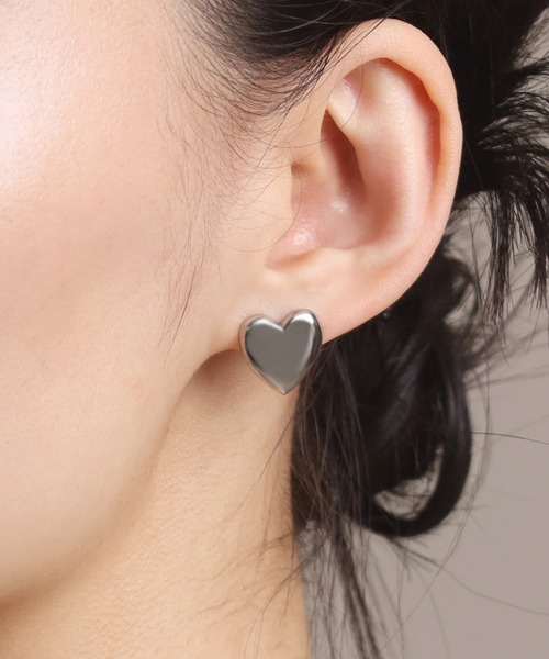 LHME（エルエイチエムイー）の「【WEB限定】“Moment”スムースハートピアス/サージカルステンレス（金属アレルギー対応）【LHME / エルエイチエムイー】（ピアス（両耳用）・レディース・シルバー/ゴールド・ONE SIZE）」の8枚目の写真