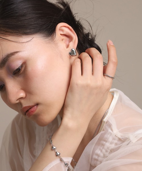 LHME（エルエイチエムイー）の「【WEB限定】“Moment”スムースハートピアス/サージカルステンレス（金属アレルギー対応）【LHME / エルエイチエムイー】（ピアス（両耳用）・レディース・シルバー/ゴールド・ONE SIZE）」の11枚目の写真