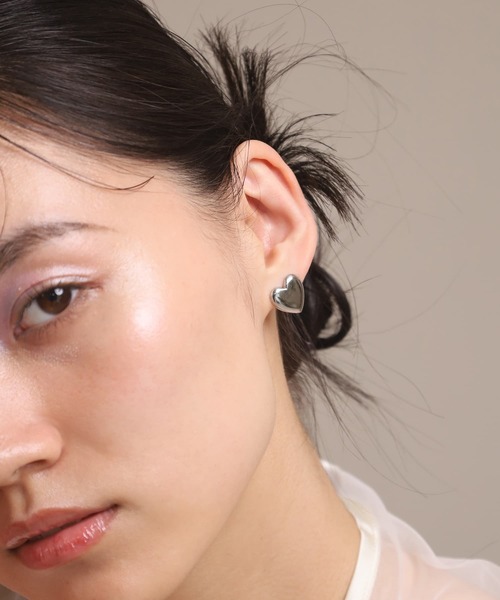 LHME（エルエイチエムイー）の「【WEB限定】“Moment”スムースハートピアス/サージカルステンレス（金属アレルギー対応）【LHME / エルエイチエムイー】（ピアス（両耳用）・レディース・シルバー/ゴールド・ONE SIZE）」の12枚目の写真