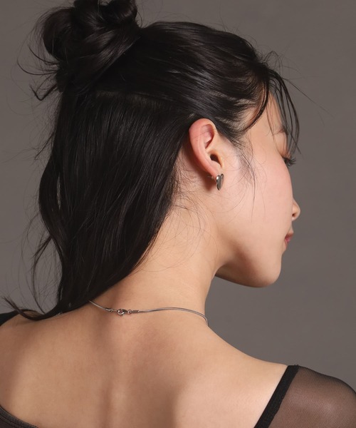 LHME（エルエイチエムイー）の「【WEB限定】“Moment”スムースハートピアス/サージカルステンレス（金属アレルギー対応）【LHME / エルエイチエムイー】（ピアス（両耳用）・レディース・シルバー/ゴールド・ONE SIZE）」の6枚目の写真