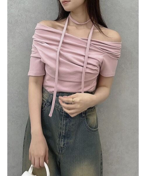 dazzlin(ダズリン)の「チョーカー付きオフショルドレープカットプルオーバー(Tシャツ/カットソー・レディース・ピンク/ブラック/チャコールグレー/オフホワイト・FREE)」の1枚目の写真