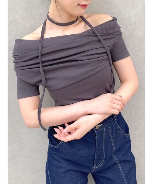 dazzlin(ダズリン)の「チョーカー付きオフショルドレープカットプルオーバー(Tシャツ/カットソー・レディース・ピンク/ブラック/チャコールグレー/オフホワイト・FREE)」の4枚目の写真