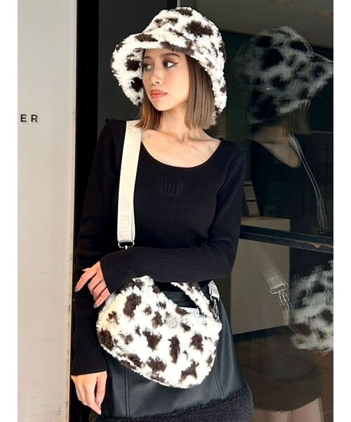 GYDA（ジェイダ）の「GYGYモチーフ付きフェイクファーベルトBAG（ハンドバッグ・レディース・ブラック/その他1/オフホワイト・FREE）」の8枚目の写真