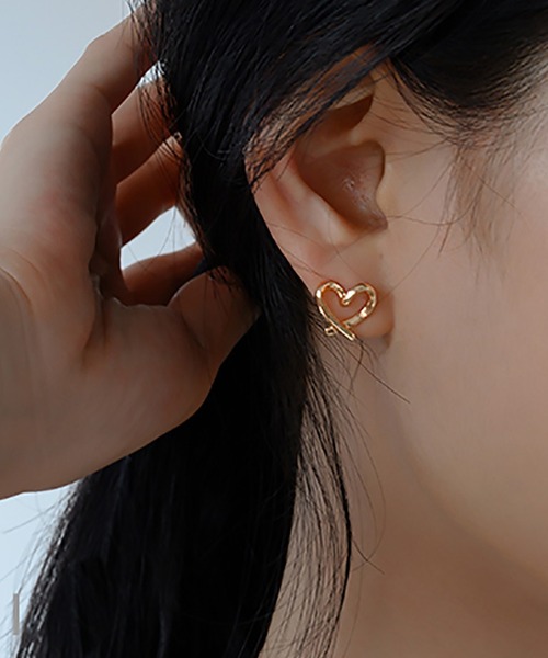 Lace Ladies(レースレディース)の「シンプル オープン ハート イヤリング / ピアス(ピアス(両耳用)・レディース・シルバー系1/ゴールド系2/ゴールド系1/シルバー系2・FREE)」の9枚目の写真