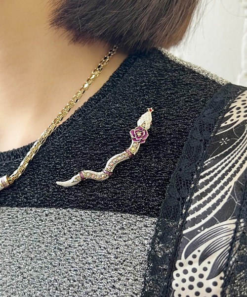 ANNA SUI(アナスイ)の「へびモチーフ ブローチ(ブローチ/コサージュ・レディース・ホワイト・ONE SIZE)」の6枚目の写真