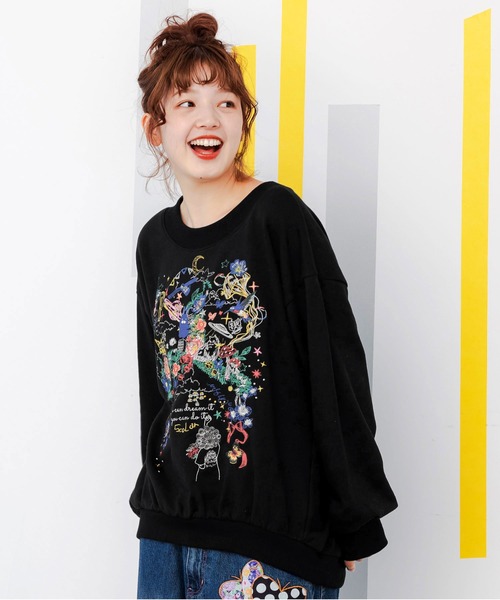 ScoLar（スカラー）の「143662：25周年記念刺繍 裏毛プルオーバー