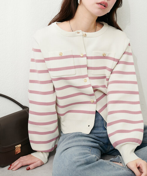 natural couture（ナチュラルクチュール）の「ポリニット金釦ポケ付きカーディガン（カーディガン/ボレロ・レディース・その他1/レッド/ブラック/ピンクベージュ/オフホワイト/チャコールグレー・FREE）」の2枚目の写真