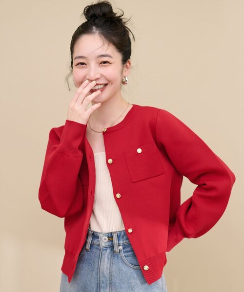 natural couture（ナチュラルクチュール）の「ポリニット金釦ポケ付きカーディガン（カーディガン/ボレロ・レディース・その他1/レッド/ブラック/ピンクベージュ/オフホワイト/チャコールグレー・FREE）」の6枚目の写真
