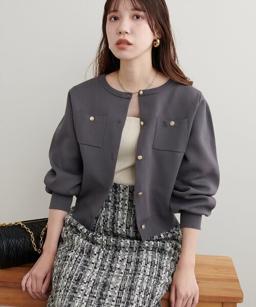 natural couture（ナチュラルクチュール）の「ポリニット金釦ポケ付きカーディガン（カーディガン/ボレロ・レディース・その他1/レッド/ブラック/ピンクベージュ/オフホワイト/チャコールグレー・FREE）」の22枚目の写真