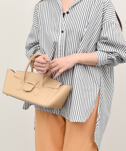 CHRISTIAN VILLA(クリスチャンヴィラ)の「【CHRISTIAN VILLA】レザーワイドハンドバッグ(Q56435)(ハンドバッグ・レディース・ベージュ/ブラック・ALL)」の1枚目の写真