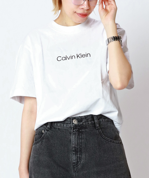 Calvin Klein(カルバン・クライン)の「【Calvin Klein / カルバン クライン】Compact standerd LOGO T-sh(Tシャツ/カットソー・レディース・ブラック/ホワイト・FREE)」の1枚目の写真