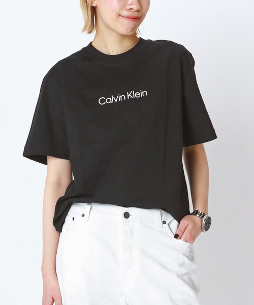 Calvin Klein(カルバン・クライン)の「【Calvin Klein / カルバン クライン】Compact standerd LOGO T-sh(Tシャツ/カットソー・レディース・ブラック/ホワイト・FREE)」の2枚目の写真