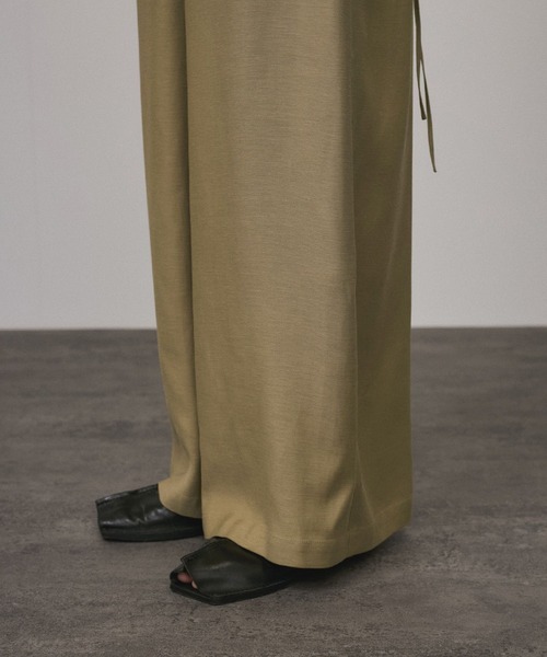 SALON adam et rope'（サロン アダム エ ロペ）の「【セットアップ対応】ドレープスラブサロペット（つなぎ/オールインワン・レディース・チャコールグレー/ベージュ・M/S）」の3枚目の写真