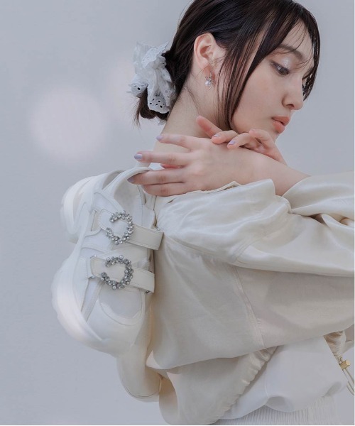 RANDA（ランダ）の「ビジューダブルベルトオープンスニーカー（スニーカー・レディース・ホワイト/シルバー/ベージュ・LL/L/M/S）」の4枚目の写真