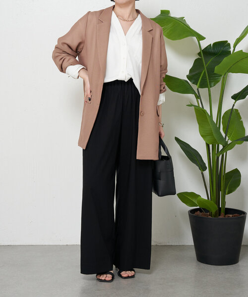 Jena espace merveilleux(ジェナ エスパスメルヴェイユ)の「【デコルテすっきり】トロミダブルVシャツ(シャツ/ブラウス・レディース・イエロー/ブラック/オフホワイト・FREE)」の4枚目の写真