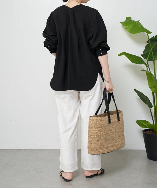 Jena espace merveilleux(ジェナ エスパスメルヴェイユ)の「【デコルテすっきり】トロミダブルVシャツ(シャツ/ブラウス・レディース・イエロー/ブラック/オフホワイト・FREE)」の17枚目の写真