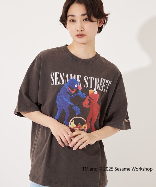 FRUIT OF THE LOOM(フルーツオブザルーム)の「【FRUIT OF THE LOOM】SESAME STREET×FTL フォトTシャツ A/セサミストリート コラボ(Tシャツ/カットソー・メンズ・オフホワイト/セージグリーン/チャコール・M/S/L)」の5枚目の写真