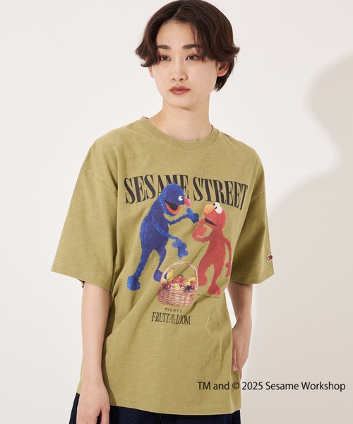 FRUIT OF THE LOOM(フルーツオブザルーム)の「【FRUIT OF THE LOOM】SESAME STREET×FTL フォトTシャツ A/セサミストリート コラボ(Tシャツ/カットソー・メンズ・オフホワイト/セージグリーン/チャコール・M/S/L)」の6枚目の写真
