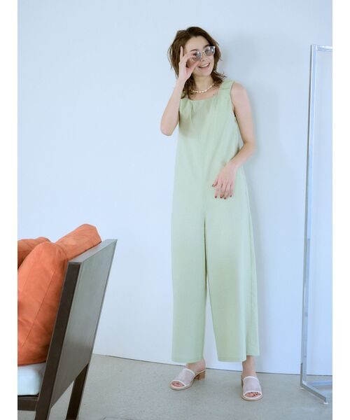 Ungrid(アングリッド)の「スクエアネックギャザーデザインロンパース(つなぎ/オールインワン・レディース・グリーン系その他/ブラック/アイボリー・SMALL/MEDIUM)」の5枚目の写真