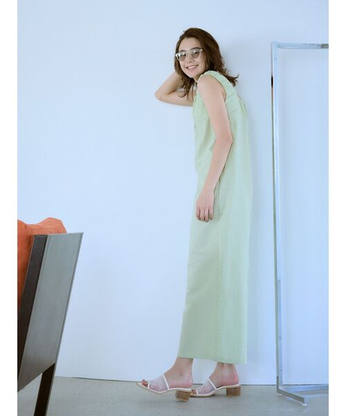 Ungrid(アングリッド)の「スクエアネックギャザーデザインロンパース(つなぎ/オールインワン・レディース・グリーン系その他/ブラック/アイボリー・SMALL/MEDIUM)」の6枚目の写真