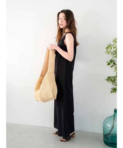 Ungrid(アングリッド)の「スクエアネックギャザーデザインロンパース(つなぎ/オールインワン・レディース・グリーン系その他/ブラック/アイボリー・SMALL/MEDIUM)」の7枚目の写真