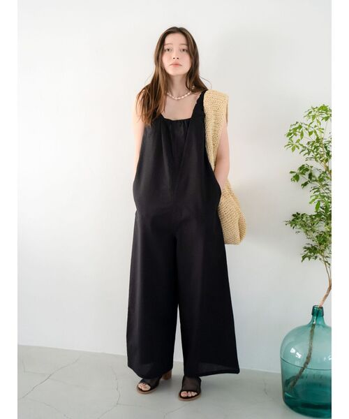 Ungrid(アングリッド)の「スクエアネックギャザーデザインロンパース(つなぎ/オールインワン・レディース・グリーン系その他/ブラック/アイボリー・SMALL/MEDIUM)」の8枚目の写真