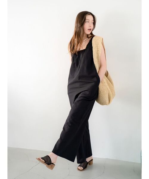 Ungrid(アングリッド)の「スクエアネックギャザーデザインロンパース(つなぎ/オールインワン・レディース・グリーン系その他/ブラック/アイボリー・SMALL/MEDIUM)」の9枚目の写真