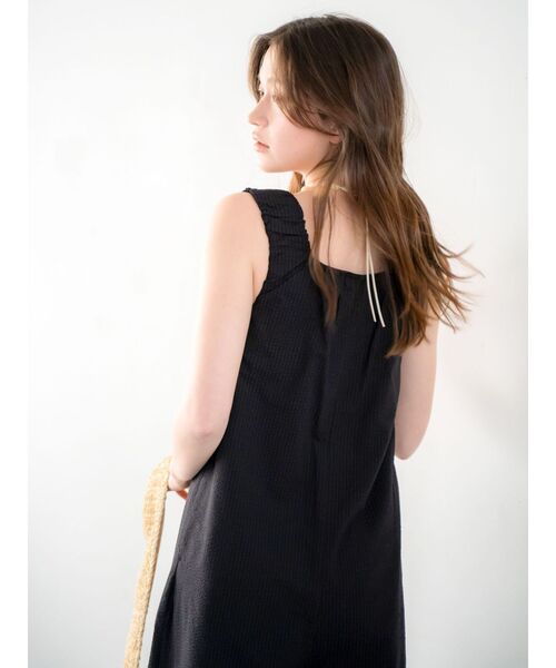 Ungrid(アングリッド)の「スクエアネックギャザーデザインロンパース(つなぎ/オールインワン・レディース・グリーン系その他/ブラック/アイボリー・SMALL/MEDIUM)」の13枚目の写真