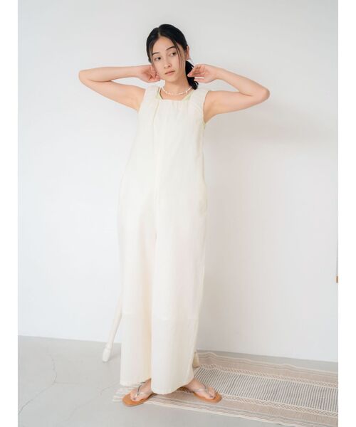 Ungrid(アングリッド)の「スクエアネックギャザーデザインロンパース(つなぎ/オールインワン・レディース・グリーン系その他/ブラック/アイボリー・SMALL/MEDIUM)」の14枚目の写真