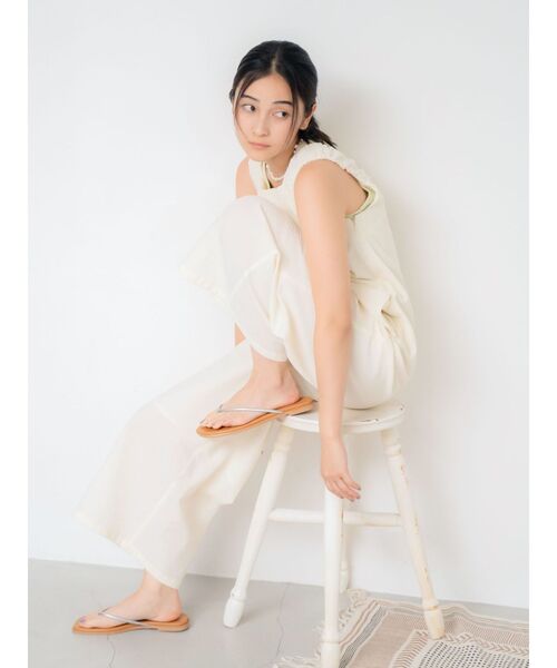 Ungrid(アングリッド)の「スクエアネックギャザーデザインロンパース(つなぎ/オールインワン・レディース・グリーン系その他/ブラック/アイボリー・SMALL/MEDIUM)」の15枚目の写真