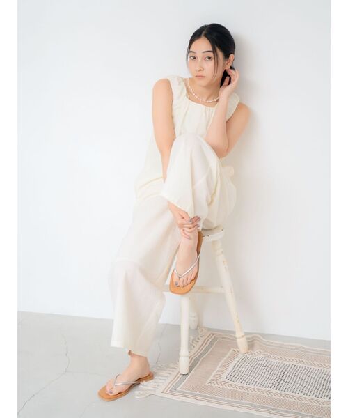 Ungrid(アングリッド)の「スクエアネックギャザーデザインロンパース(つなぎ/オールインワン・レディース・グリーン系その他/ブラック/アイボリー・SMALL/MEDIUM)」の16枚目の写真