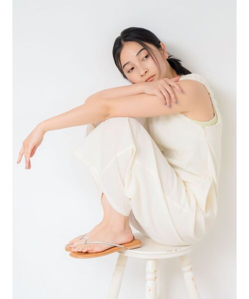 Ungrid(アングリッド)の「スクエアネックギャザーデザインロンパース(つなぎ/オールインワン・レディース・グリーン系その他/ブラック/アイボリー・SMALL/MEDIUM)」の17枚目の写真