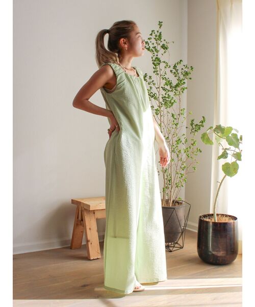 Ungrid(アングリッド)の「スクエアネックギャザーデザインロンパース(つなぎ/オールインワン・レディース・グリーン系その他/ブラック/アイボリー・SMALL/MEDIUM)」の21枚目の写真