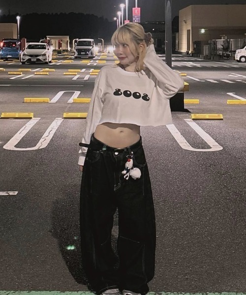 JilLA(ジルア)の「8008Number Long Sleeve T-shirt / 8008ナンバーロゴロングスリーブショート丈Tシャツ(Tシャツ/カットソー・レディース・ブラック/ホワイト・L/M/XL)」の12枚目の写真