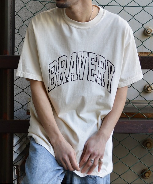 MODISH GAZE(モディシュガゼ)の「ピグメントアーチロゴTシャツ(BRAVERY)(Tシャツ/カットソー・メンズ・スミクロ/バーガンディー/アイボリー・LARGE/MEDIUM)」の1枚目の写真