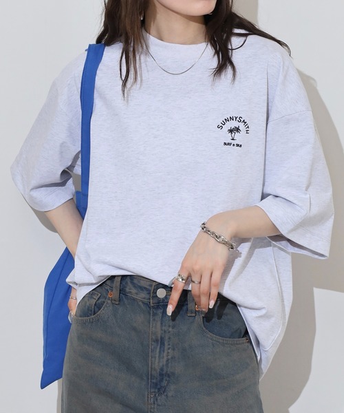 Sunny Smith(サニースミス)の「Sunnysmith ヤシの木アーチロゴワンポイント刺繍Tシャツ(Tシャツ/カットソー・メンズ・アッシュ・M)」の1枚目の写真