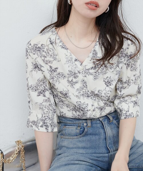 natural couture（ナチュラルクチュール）の「パール釦Vネック5分袖ブラウス（シャツ/ブラウス・レディース・ネイビー/その他1/その他2/グレイッシュベージュ/サックスブルー/オフホワイト・FREE）」の5枚目の写真