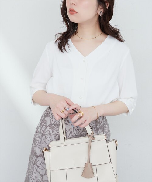 natural couture（ナチュラルクチュール）の「パール釦Vネック5分袖ブラウス（シャツ/ブラウス・レディース・ネイビー/その他1/その他2/グレイッシュベージュ/サックスブルー/オフホワイト・FREE）」の2枚目の写真