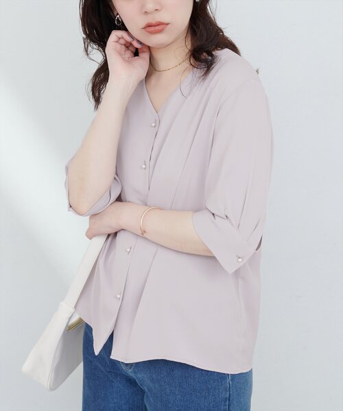 natural couture（ナチュラルクチュール）の「パール釦Vネック5分袖ブラウス（シャツ/ブラウス・レディース・ネイビー/その他1/その他2/グレイッシュベージュ/サックスブルー/オフホワイト・FREE）」の3枚目の写真