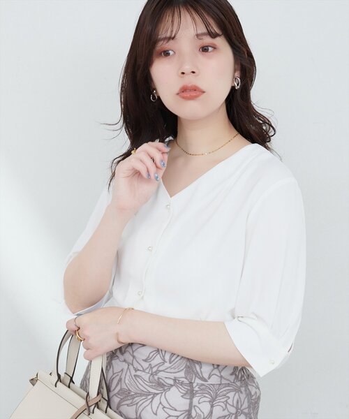 natural couture（ナチュラルクチュール）の「パール釦Vネック5分袖ブラウス（シャツ/ブラウス・レディース・ネイビー/その他1/その他2/グレイッシュベージュ/サックスブルー/オフホワイト・FREE）」の8枚目の写真